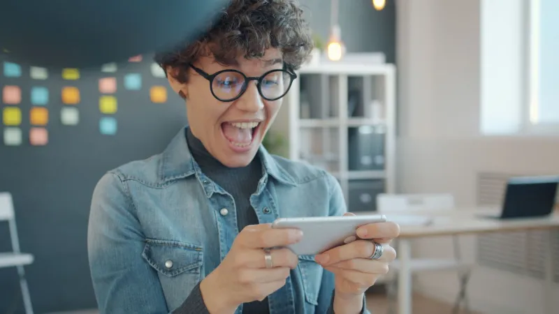 Adrenalina, controllo e vittorie istantanee: cosa ci dice la psicologia sul gaming veloce